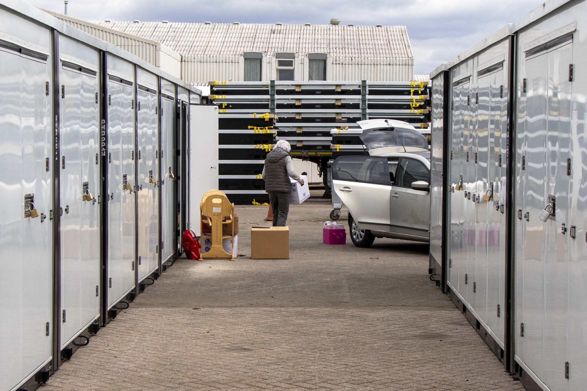 Consument in straat | Salland Storage Rent storage space Deventer Self Storage Salland Storage 03